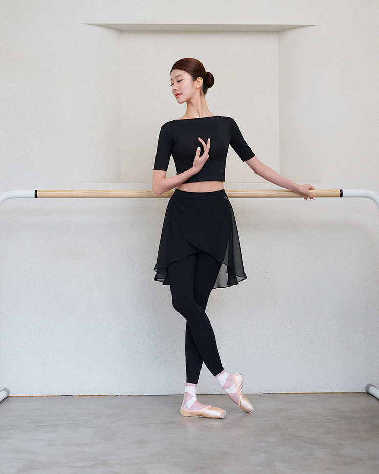 エリーゼラップクロップティ [ブラック] Elise Wrap Crop Tee [Black]